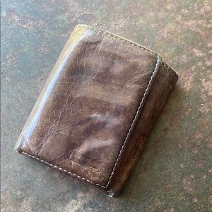 Fossil Men’s Brown Leather Classic TriFold Wallet with Distressed Finish
